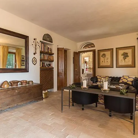 Sleeps 15 With Pool And Air Con *